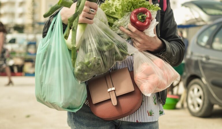 Más personas acuden a despensa en busca alimentos gratis en NYC; dominicanos incluidos