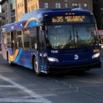 Miles de multas equivocadas emiten cámaras instaladas en autobuses NYC; dominicanos afectados