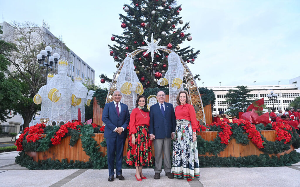 Banco Central enciende árbol de Navidad