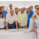 Presidente Abinader supervisa avances del malecón de Nagua; promete concluir obra en 2025