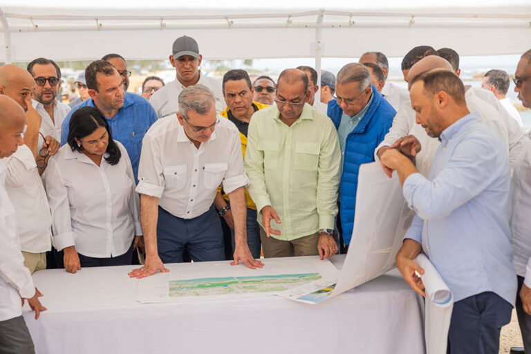 Presidente Abinader supervisa avances del malecón de Nagua; promete concluir obra en 2025