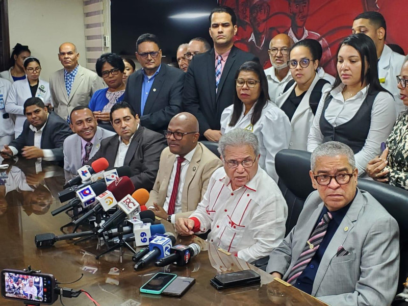 Colegio Médico Dominicano logra aumento salarial del 25% y suspende paro nacional