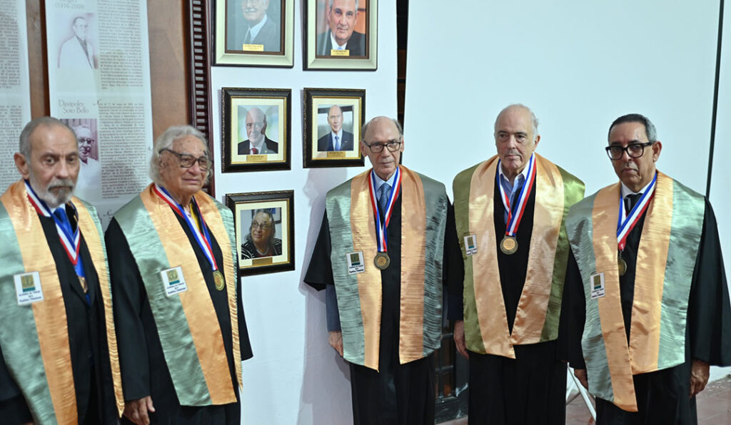 Historiadores Moya Pons, Dagoberto Tejeda y Bernardo Vega reciben máxima distinción de la Academia de Ciencias