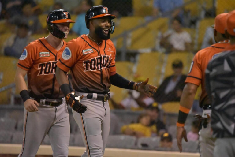 Toros se imponen en Santiago con 2 jonrones de Sandro Fabián