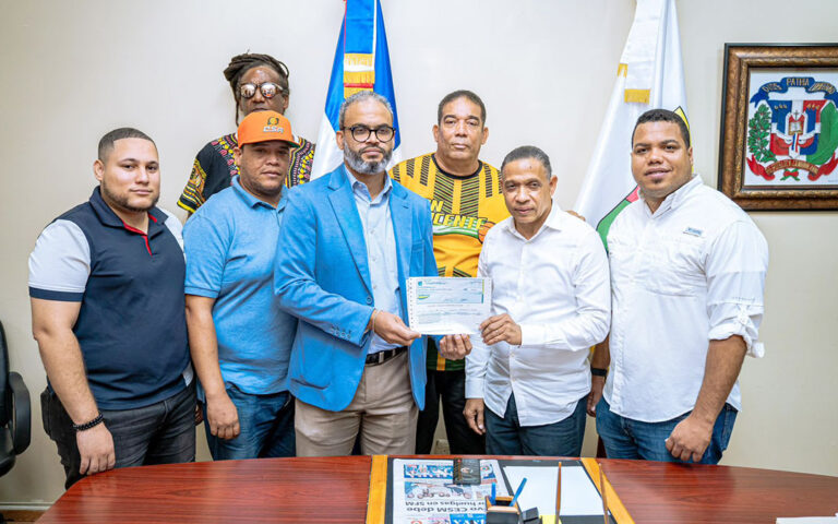 Alcalde Alex Díaz entrega 700 mil pesos para Torneo de Baloncesto Superior de SFM