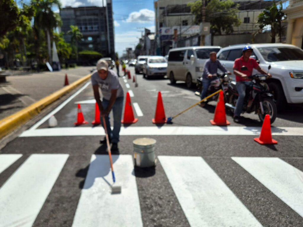 Ayuntamiento trabaja en señalizaciones de importantes calles y avenidas SFM