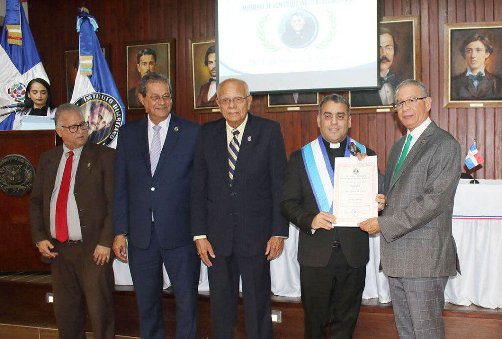 Juramentan al Rector UCNE como miembro de honor del Instituto Duartiano