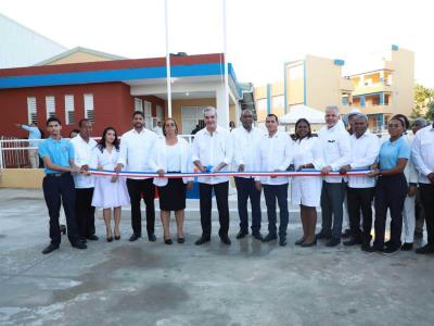 Gobierno entrega obras en San Cristóbal en Día de la Constitución