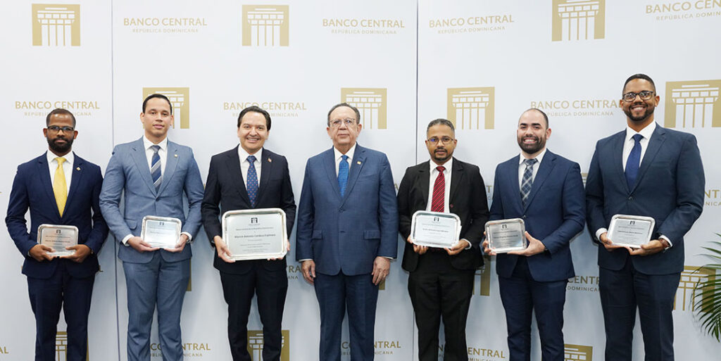 Banco Central premia a jóvenes economistas en el concurso «Biblioteca Juan Pablo Duarte 2024»