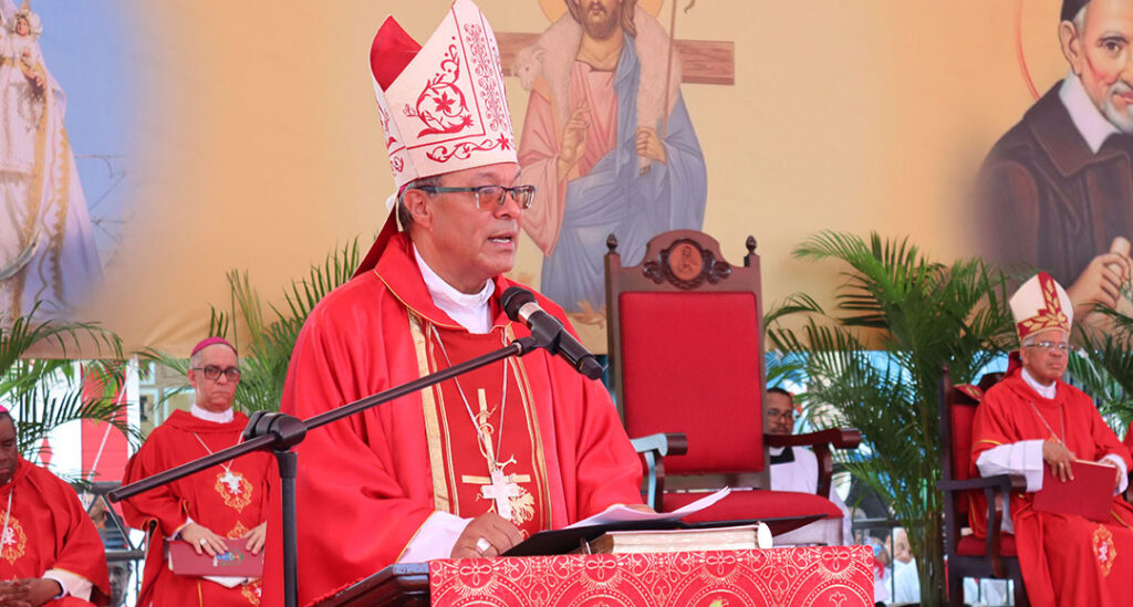 Monseñor Faustino Burgos Brisman asume obispado de Baní