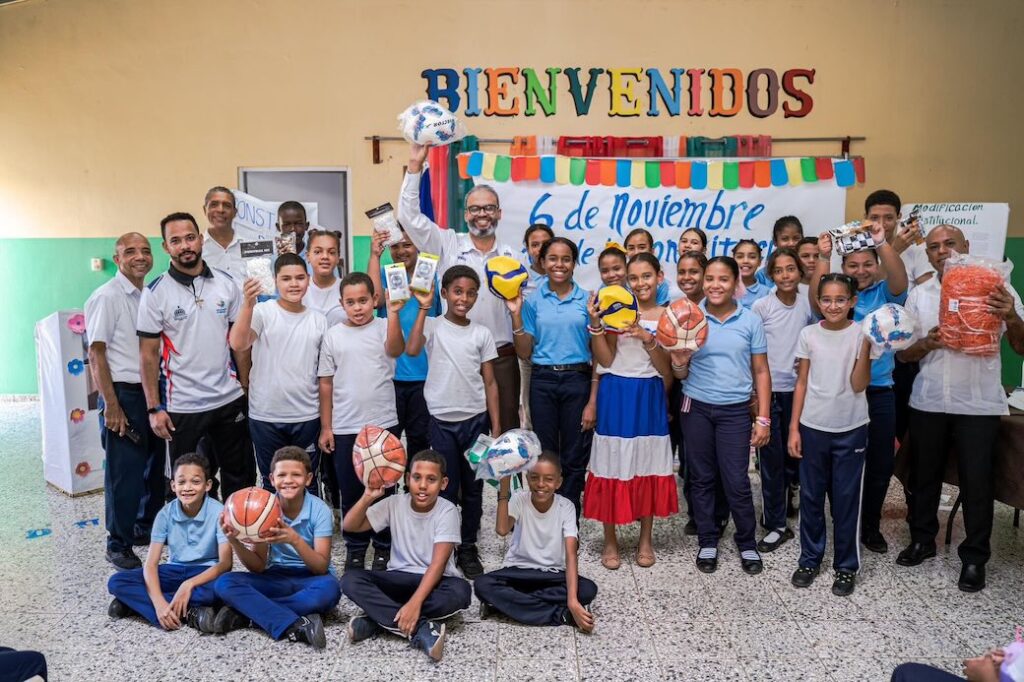 INEFI Realiza Entrega de Utilería Deportiva en Escuela Ercilio García Bencosme