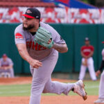 Víctor Santos encabeza blanqueada de los Leones sobre los Gigantes del Cibao