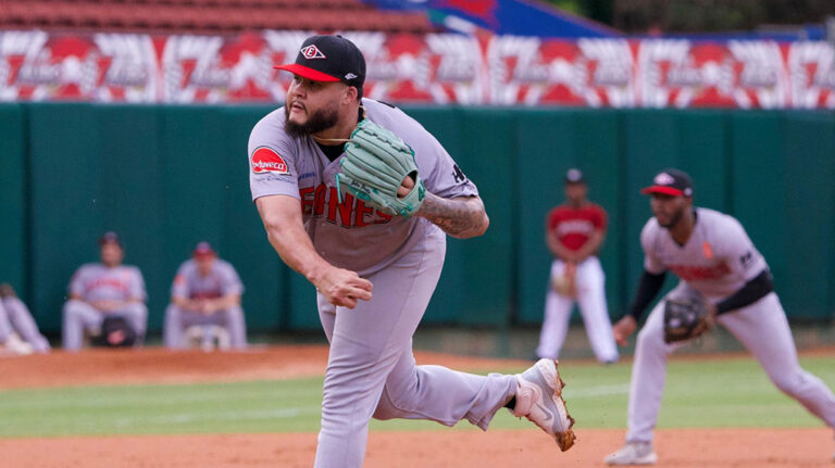 Víctor Santos encabeza blanqueada de los Leones sobre los Gigantes del Cibao