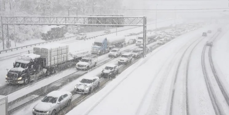 Millones conductores combaten la nieve a su regreso fiesta Día de Acción de Gracias; figuran dominicanos