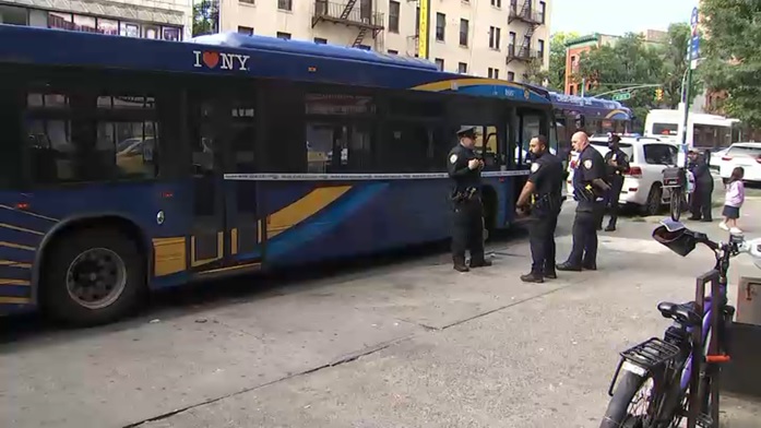 Pasajero viajaba tranquilo en autobús en Brooklyn herido por bala pérdida