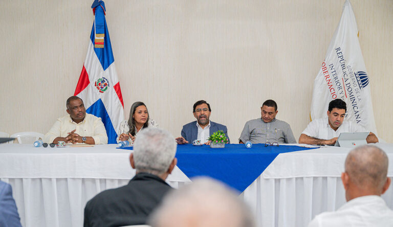 Gobierno mantiene cumplimiento con productores y familias en Monte Grande; INDRHI desembolsa compensaciones