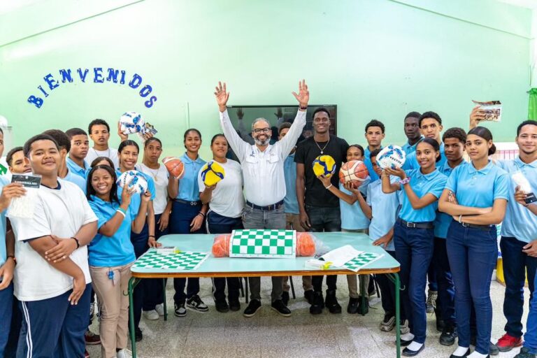 Entrega de Utilería Deportiva en el Liceo César Nicolás Penson del Caimito