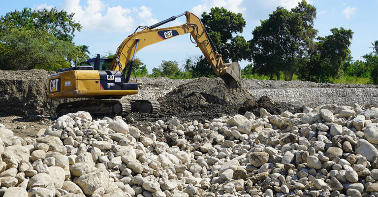 INDRHI supervisa avances de obras en Peravia junto a autoridades provinciales; socializa mejoras con productores