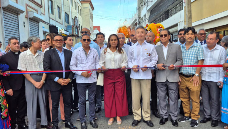 Embajador de China visita a SFM, recibe la Llave de la Ciudad, inaugura calle y encabeza desfile