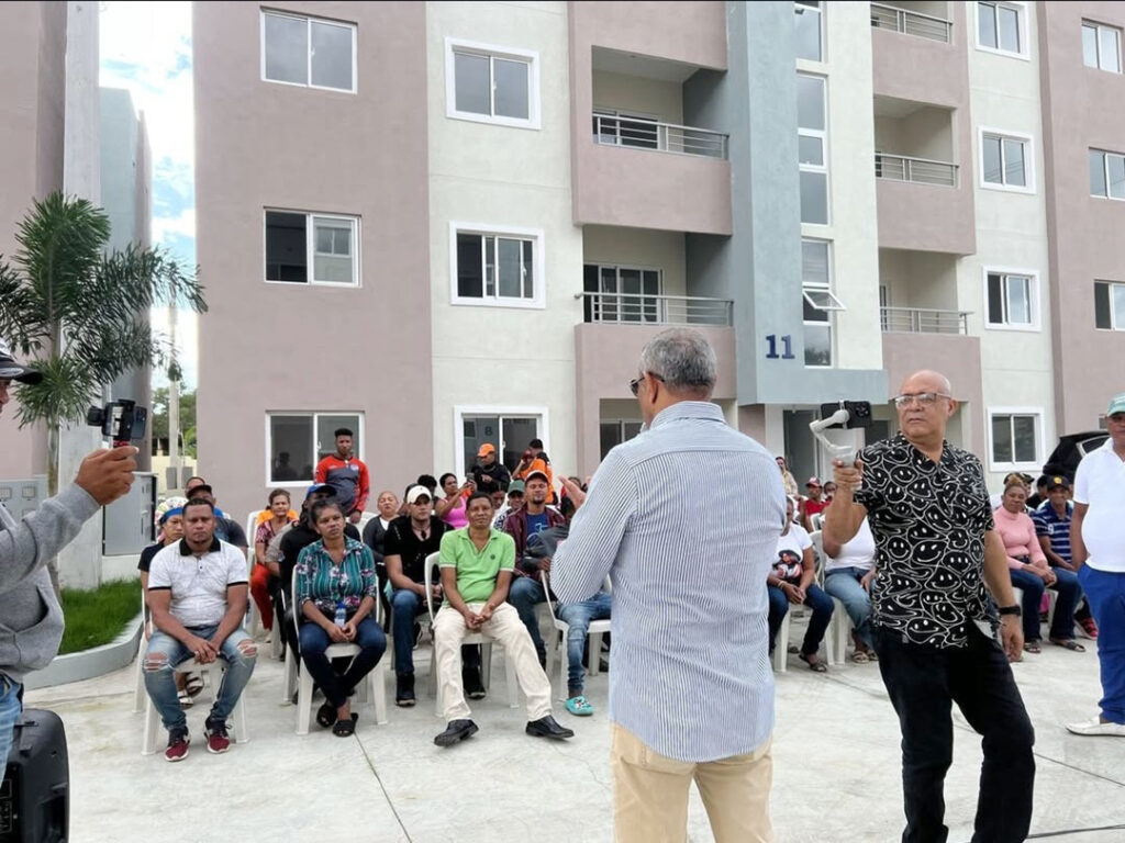 Senador Franklin Romero encabeza entrega apartamentos Barrio Azul