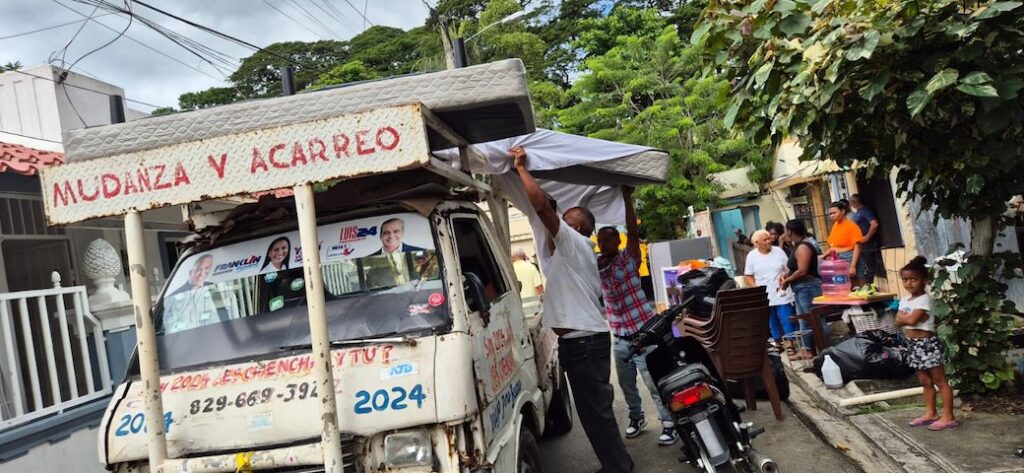 Residentes barrio Azul se mudan a nuevo hogar; autoridades ordenan demolición viviendas