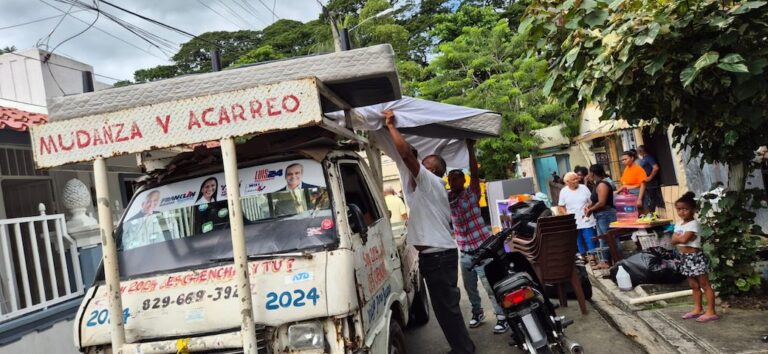 Residentes barrio Azul se mudan a nuevo hogar; autoridades ordenan demolición viviendas