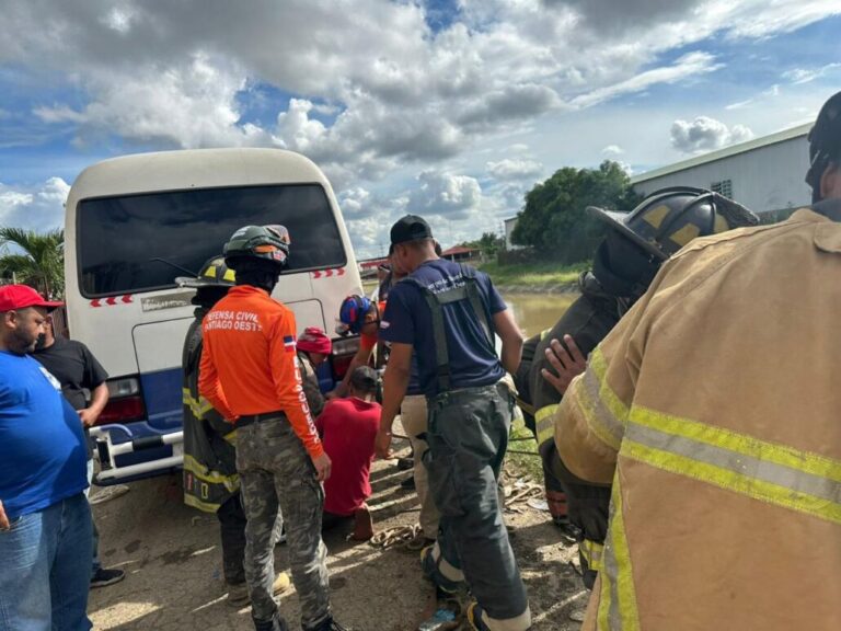 Recuperan cadáver de hombre que cayó con su vehículo en canal de riego en Santiago