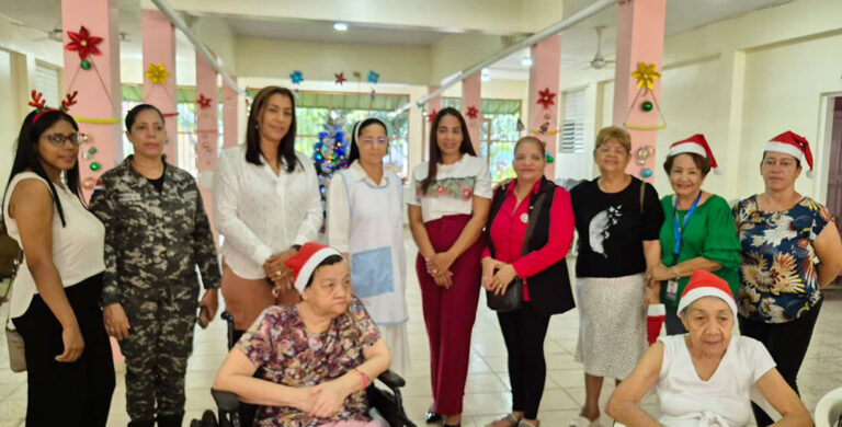 Ministerio de la Mujer celebra la Navidad con los envejecientes en el Hogar de Ancianos América Esperanza