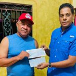 Lic. Raidy Mejía entrega cheques para el desarrollo del torneo navideño de la escuela de fútbol Daniel Tavares