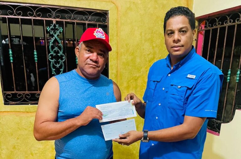 Lic. Raidy Mejía entrega cheques para el desarrollo del torneo navideño de la escuela de fútbol Daniel Tavares