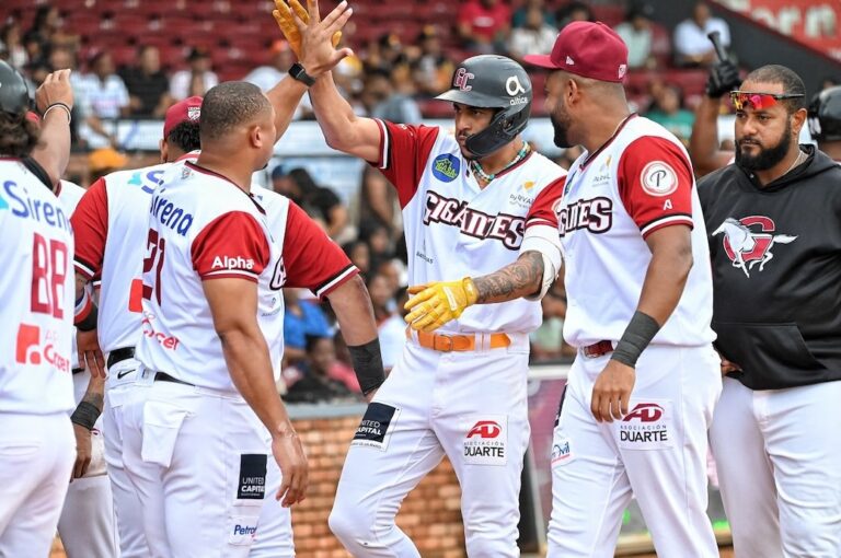 Siri guia a Gigantes sobre las Aguilas continuación béisbol RD