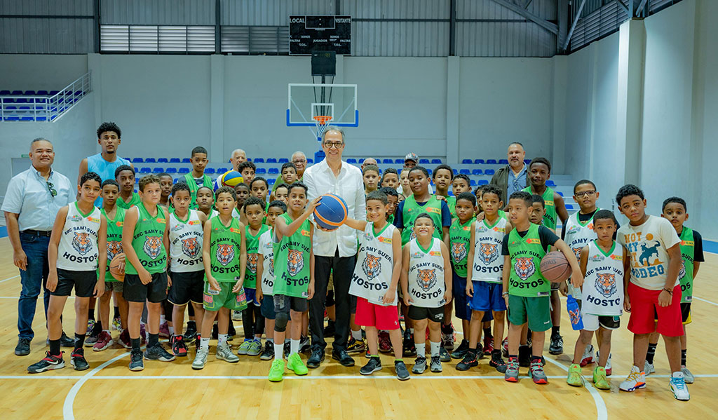 Banco Popular entrega remozada cancha deportiva en Villa Tapia