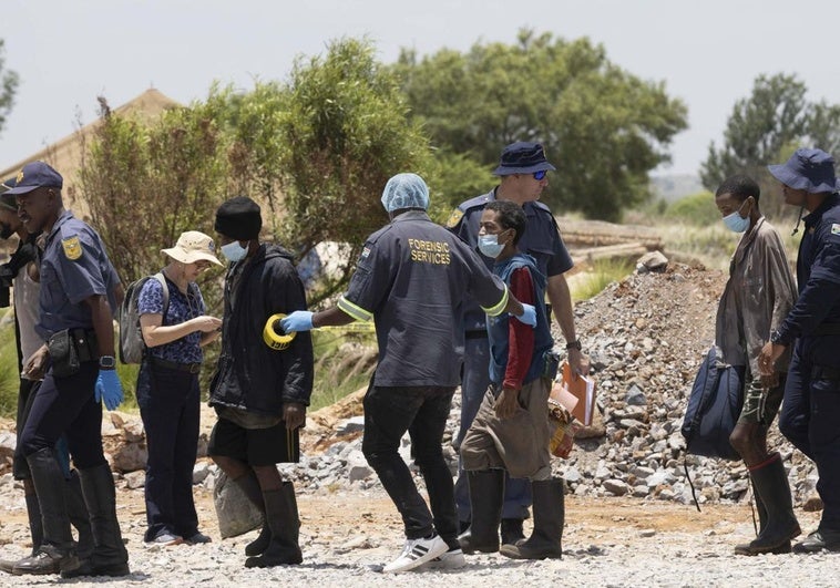 Mueren más de 60 trabajadores clandestinos tras varios meses atrapados en una mina en Sudáfrica