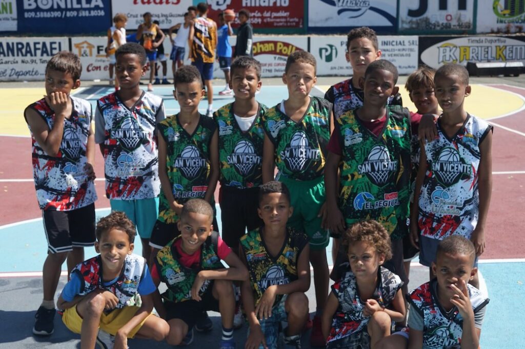 Team Ferretería de Moya campeón mini basket masculino torneo navideño club San Vicente