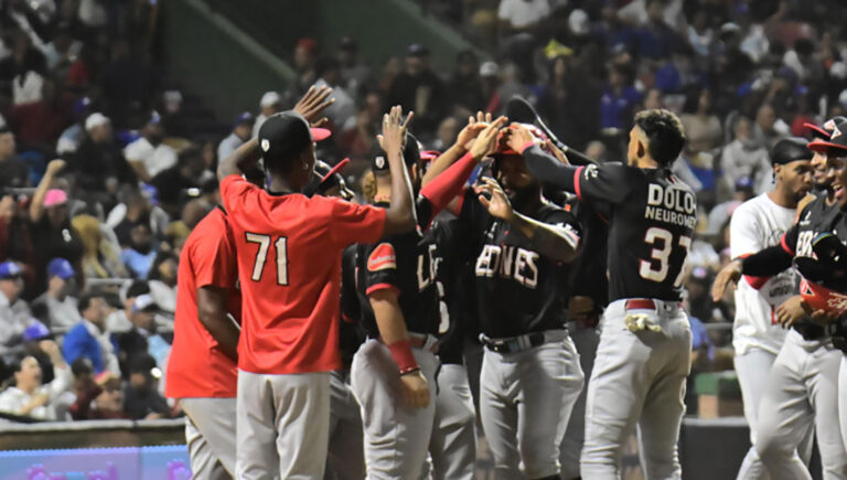 Leones del Escogido apalean a los Tigres del Licey y se acercan a la cima del Round Robin