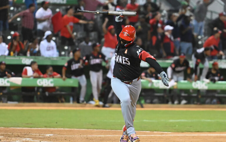 Leones del Escogido vencen a las Estrellas y se coloca a un paso de la final de LIDOM