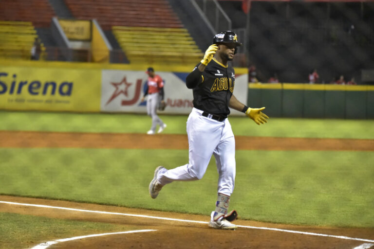 Canario la saca y las Águilas complican pase de los Leones a la Serie Final