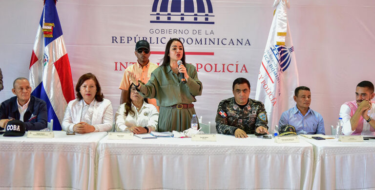 Ministra de Interior y Policía sostiene encuentro con habitantes de Cienfuegos en Santiago