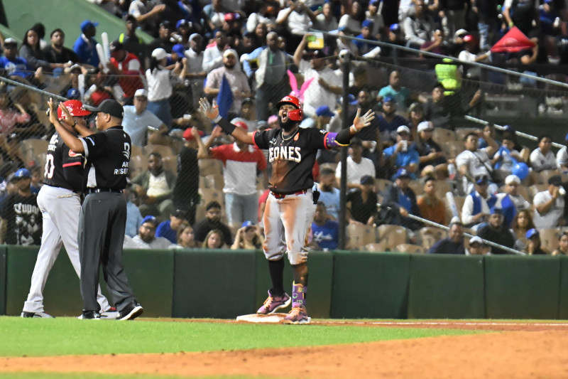 Leones rugen con once imparables y aplastan al Licey 8-1