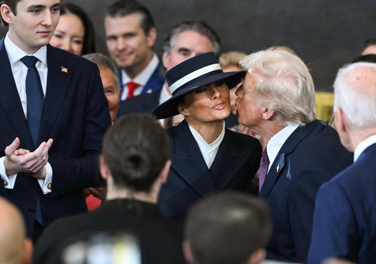 El llamativo 'no beso' entre Donald Trump y Melania en la ceremonia de investidura