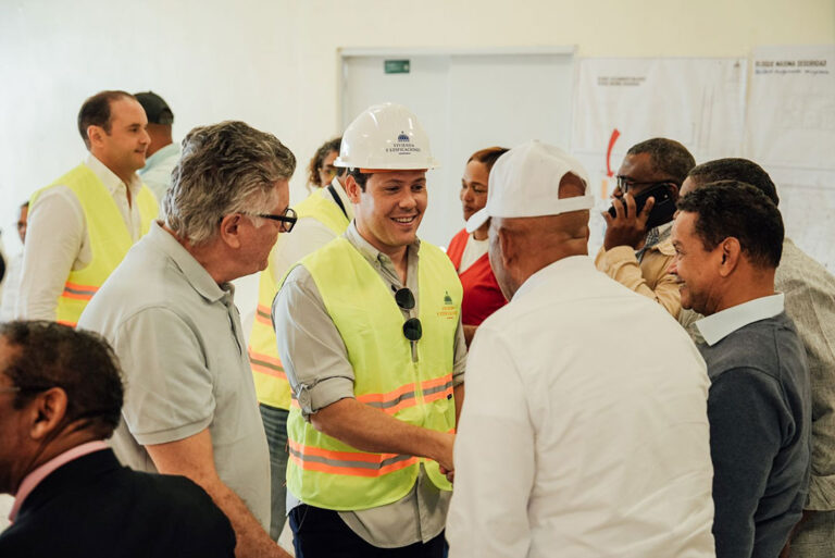 Supervisan avances en centros penitenciarios de San Juan y Barahona