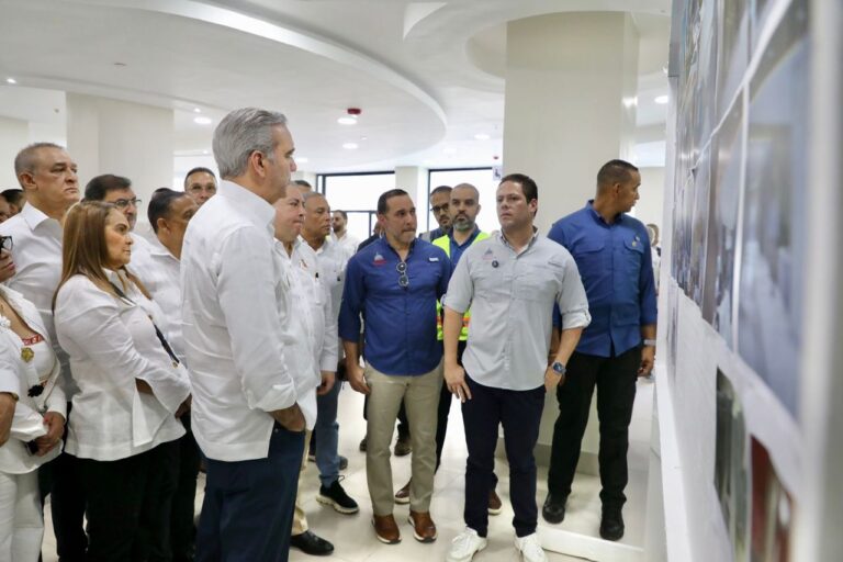 Presidente Abinader y Ministro Bonilla supervisan avances en construcción del Hospital San Vicente de Paúl en SFM
