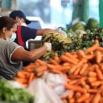 La inflación disminuyó, pero los precios de productos básicos aumentaron