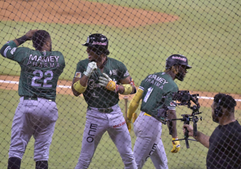 Las Estrellas blanquean a las Águilas 6-0 y comparten la cima del béisbol invernal