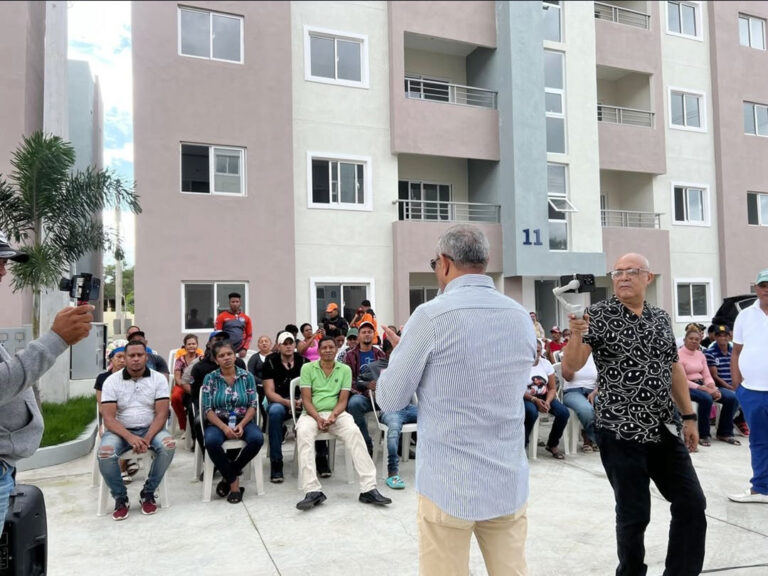 Senador Franklin Romero anuncia entrega de enseres a residentes del Barrio Azul en el Residencial Getsemaní