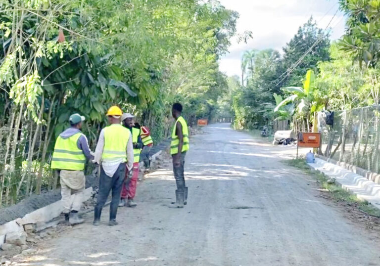 Nueva vez reinician trabajo carretera La Yagüiza Abajo