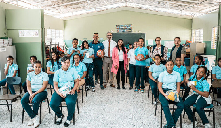 INEFI realiza entrega de utileria e imparte charla en escuela Eugenio María de Hostos de SFM