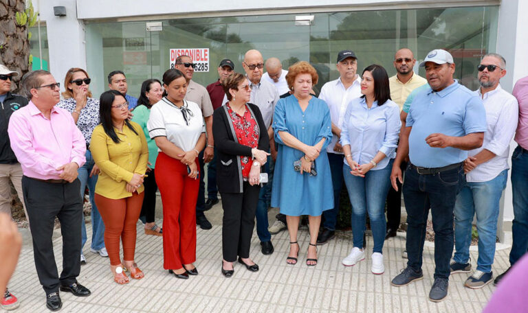 Senadora Mercedes Ortiz y comisión del INDRHI realizan levantamientos para solucionar problemáticas pluviales en Tenares