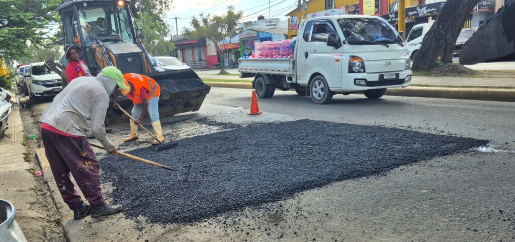 Ayuntamiento y Obras Públicas  llevan soluciones de asfaltado y señalización  de calles y avenidas