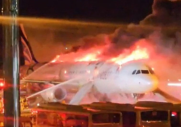 Evacuadas 176 personas de un avión en llamas en Corea del Sur
